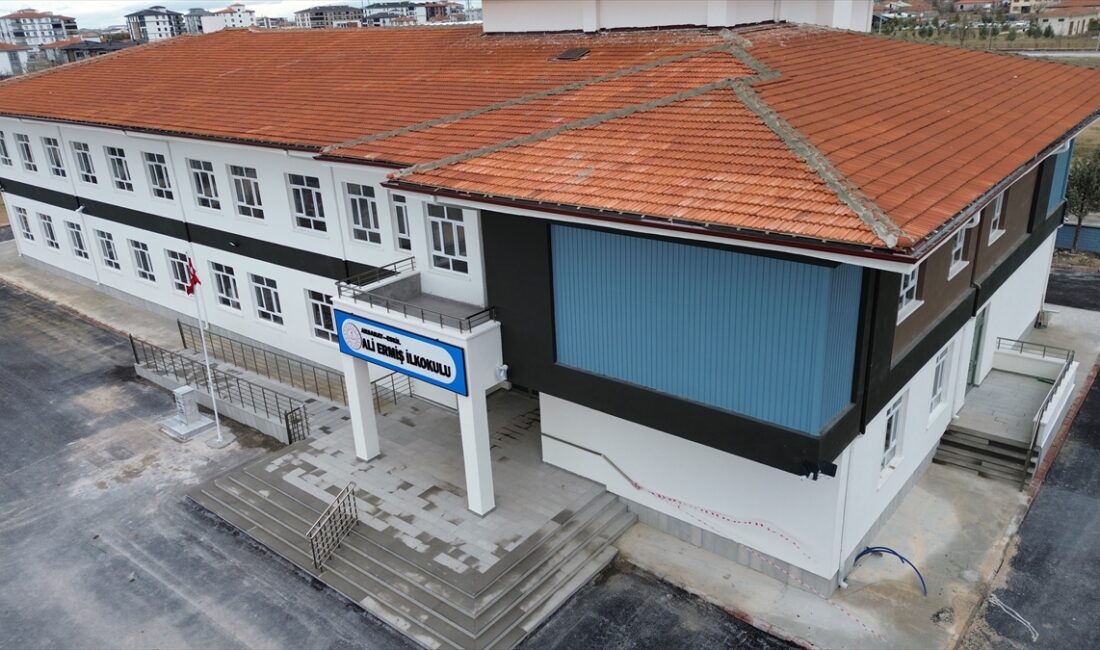 - Aksaray'da çok istemesine rağmen hayvanlara bakması için okula gönderilmeyen