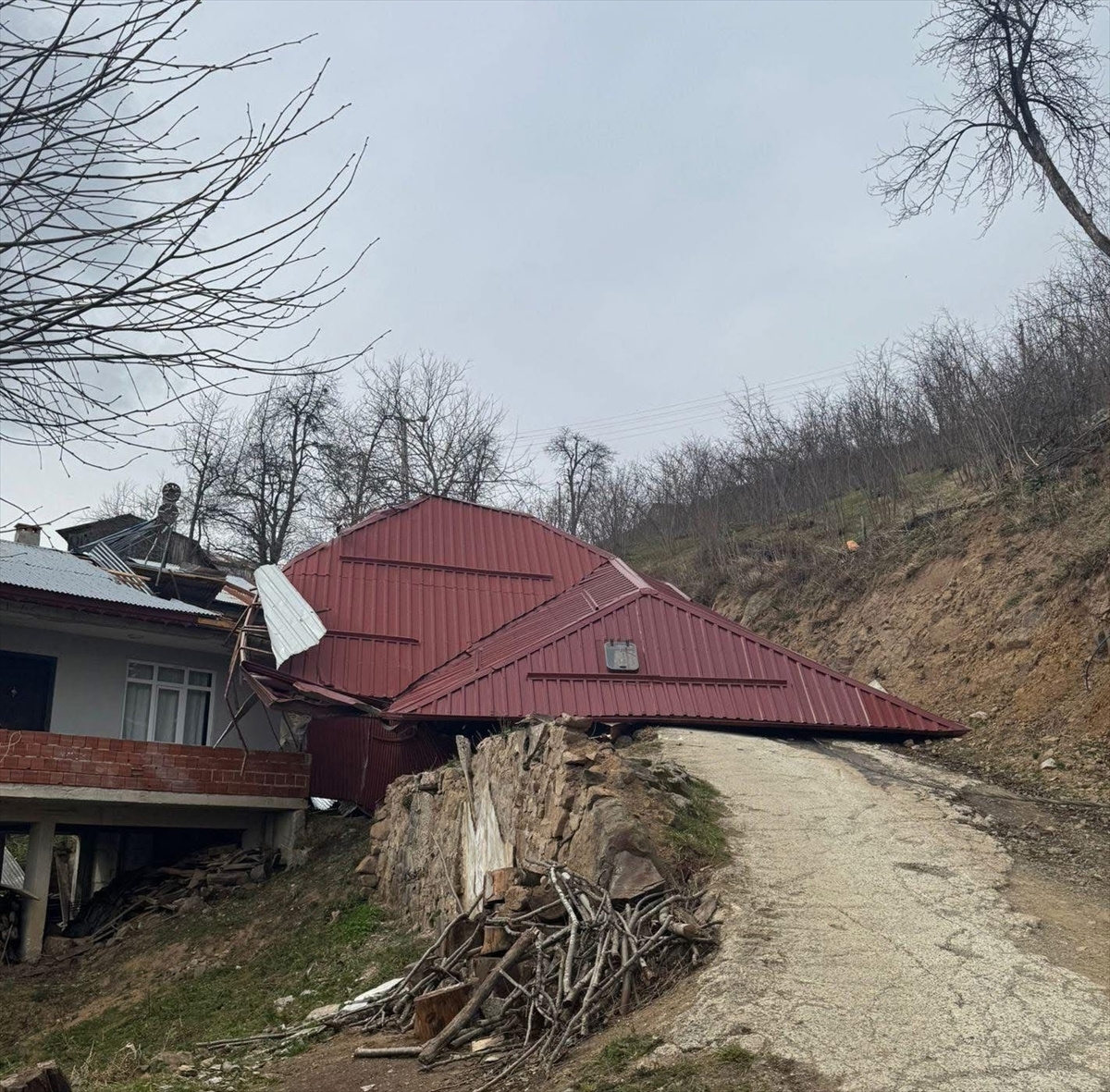 ORDU (AA) – Ordu'nun bazı ilçelerinde etkili olan fırtına nedeniyle