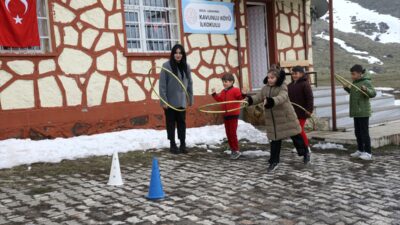 - Bitlis'in Güroymak ilçesine bağlı Kavunlu köyünde görevli öğretmenler Özge