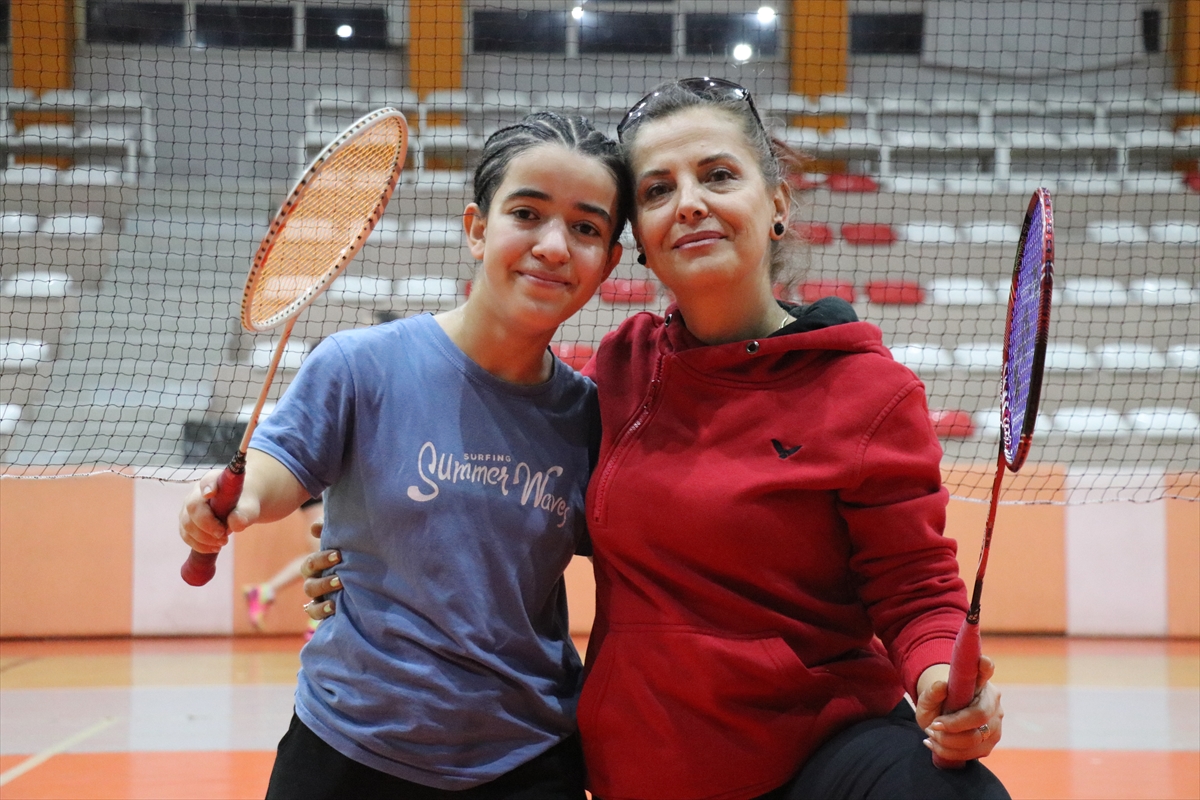 - Milli sporcu Sudenaz Şanlı:
- "İçine kapanık bir çocuktum. Spora