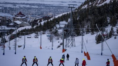 - Palandöken'de kayakseverlerin güvenli ve keyifli kayak yapabilmesi için ekipler