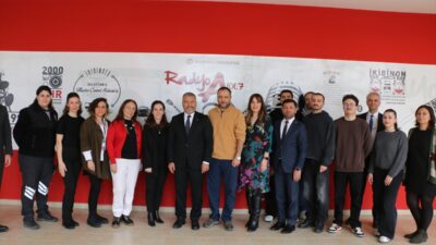 - Anadolu Üniversitesi bünyesindeki Radyo A, akademik danışmanlık eşliğinde öğrencilerin