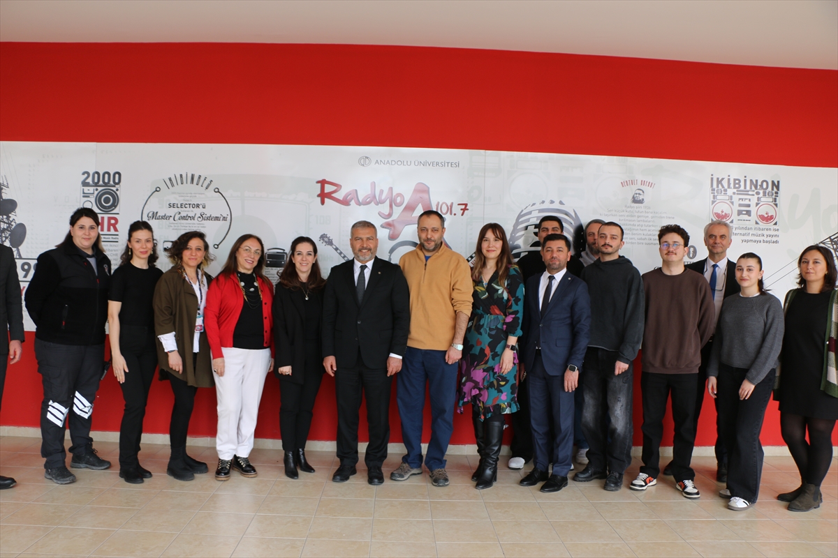 - Anadolu Üniversitesi bünyesindeki Radyo A, akademik danışmanlık eşliğinde öğrencilerin