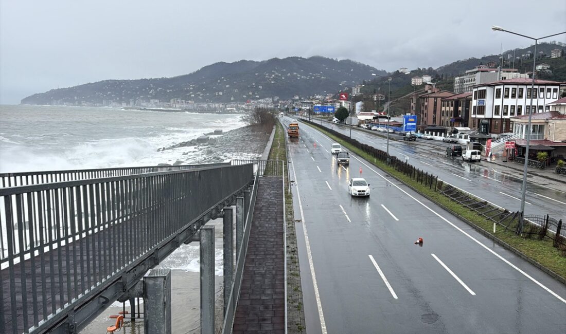 TRABZON (AA) – Rize ve Trabzon'da denizde fırtına etkili oldu.