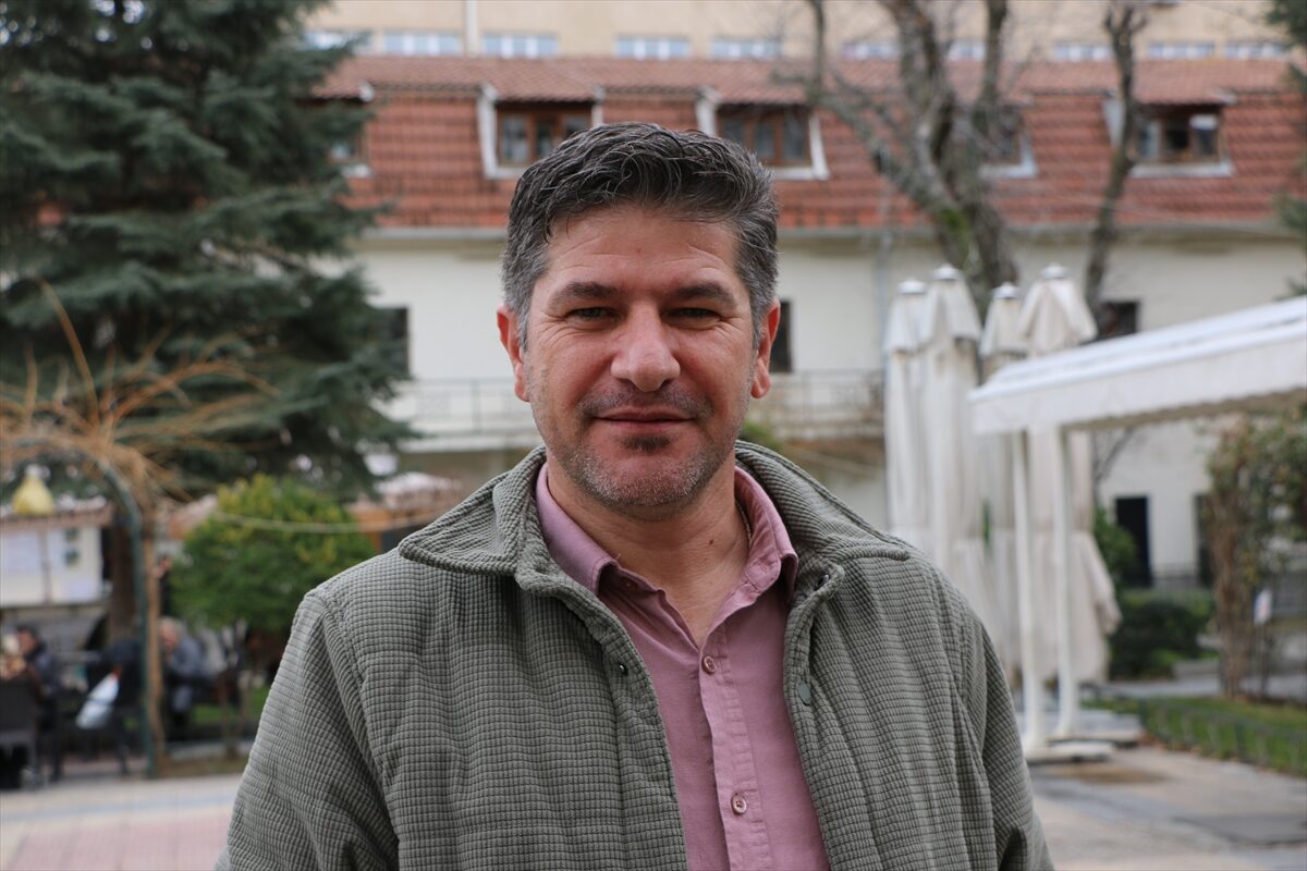 - Eskişehir'de sağlık personeli Ergin Akkaya, Sağlıklı Hayat Merkezindeki sigara