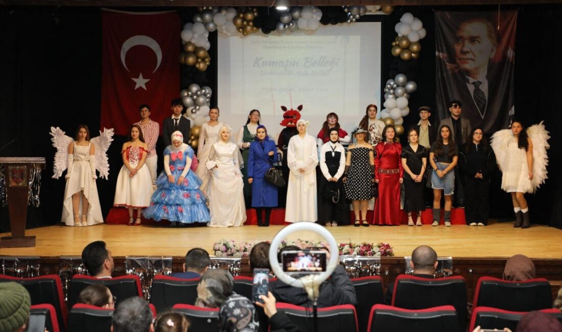 SAKARYA (AA) – Sakarya'da lise öğrencileri, atık malzemeleri geri dönüştürerek