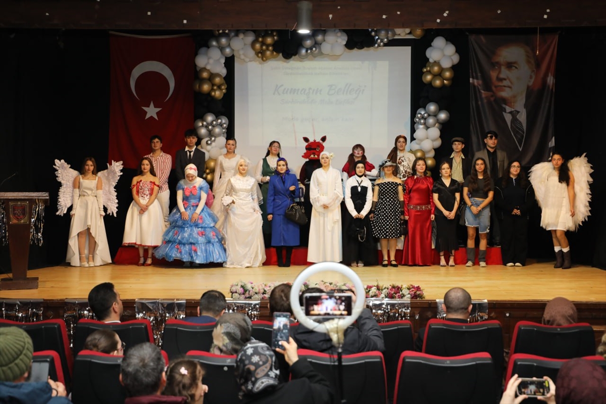 SAKARYA (AA) – Sakarya'da lise öğrencileri, atık malzemeleri geri dönüştürerek