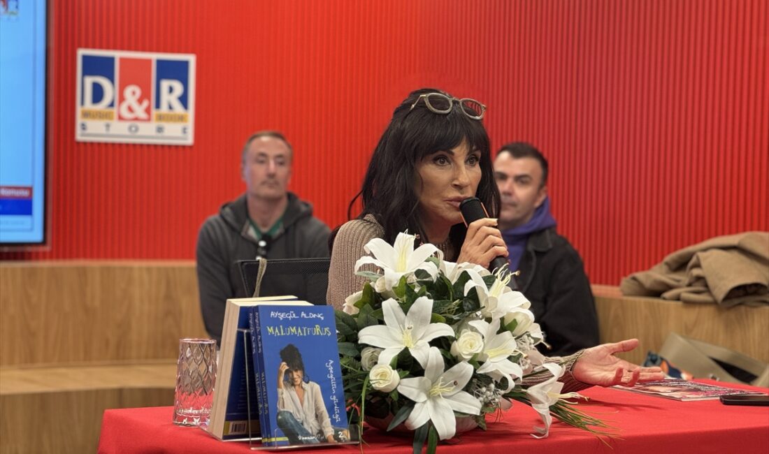 İSTANBUL (AA) – Gelenekselleşmiş Yazar Okur Buluşmaları kapsamında D&R, şarkıcı,