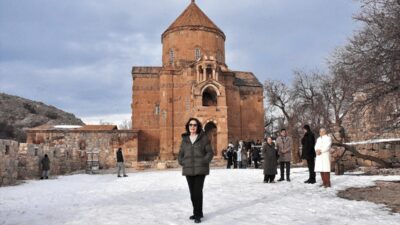 VAN (AA) – Yeşilçam'ın usta oyuncusu Hülya Koçyiğit, Van'da Akdamar