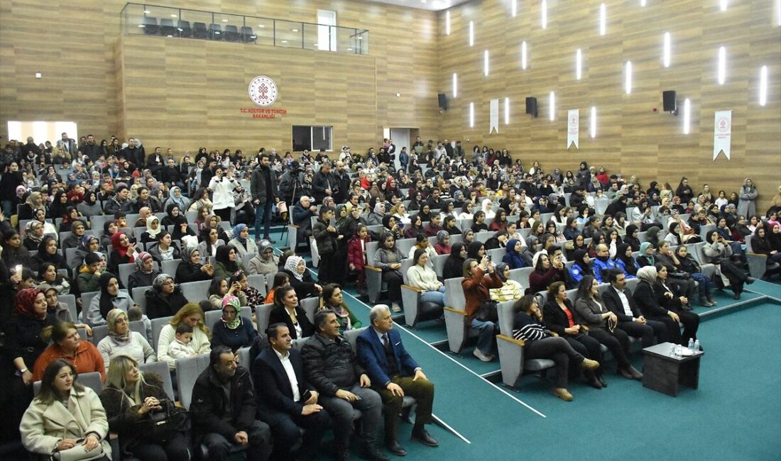 VAN (AA) – Yeşilçam'ın usta oyuncusu Hülya Koçyiğit, Van'da düzenlenen