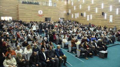 VAN (AA) – Yeşilçam'ın usta oyuncusu Hülya Koçyiğit, Van'da düzenlenen