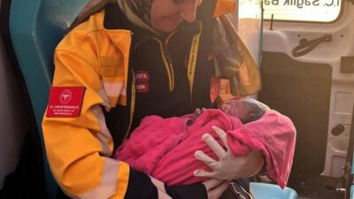 ŞANLIURFA (AA) – Şanlıurfa'nın Ceylanpınar ilçesinde hastane yolundaki hamile kadın