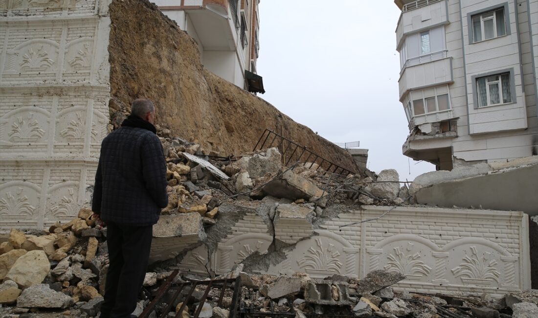 ŞANLIURFA (AA) – Şanlıurfa'nın merkez Karaköprü ilçesinde dün istinat duvarının