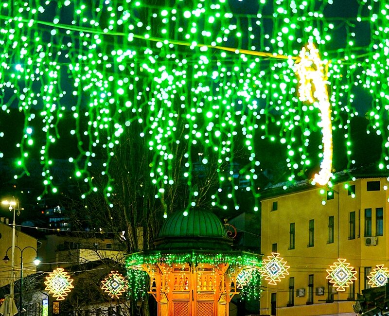 SARAYBOSNA (AA) – Bosna Hersek'in başkenti Saraybosna'daki tarihi Başçarşı, ramazan