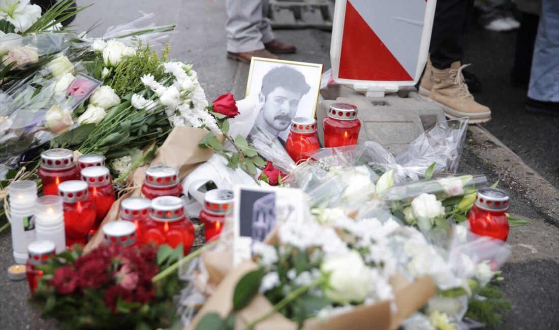 SARAYBOSNA (AA) – Bosna Hersek'in başkenti Saraybosna'da öğrenciler, tramvayın raydan