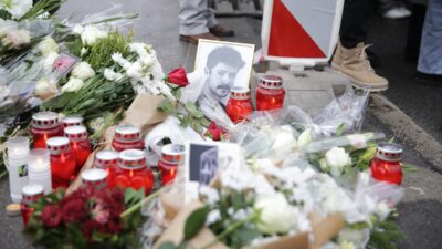 SARAYBOSNA (AA) – Bosna Hersek'in başkenti Saraybosna'da öğrenciler, tramvayın raydan