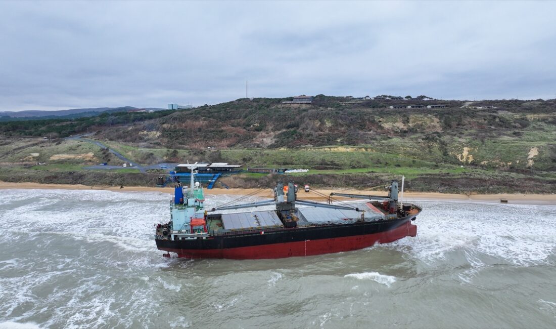 İSTANBUL (AA) – Sarıyer açıklarında karaya oturan 100 metre uzunluğundaki