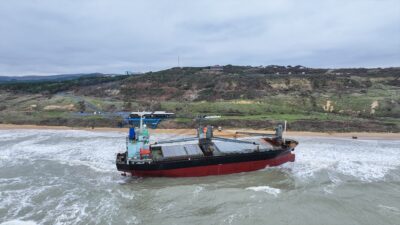 İSTANBUL (AA) – Sarıyer açıklarında karaya oturan 100 metre uzunluğundaki