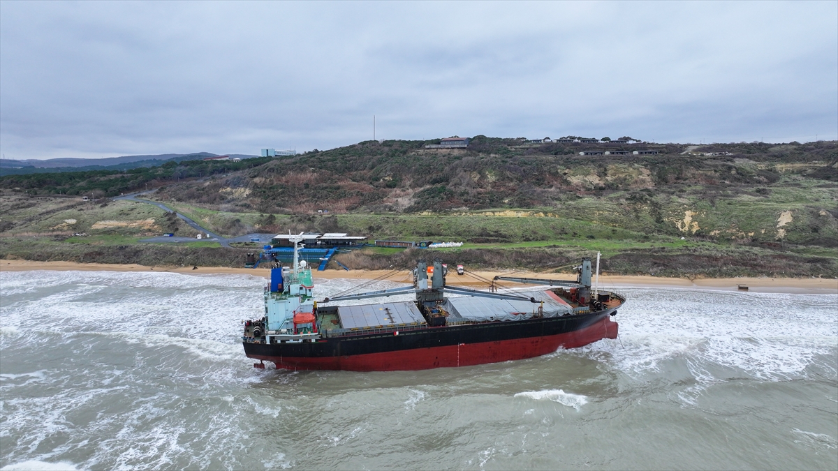 İSTANBUL (AA) – Sarıyer açıklarında karaya oturan 100 metre uzunluğundaki