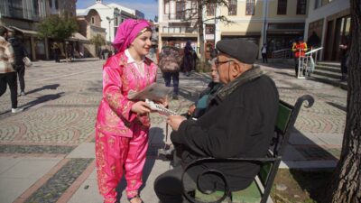 - Etkinlikler bastırılan gazeteyle, maniler eşliğinde dağıtılarak duyuruldu
