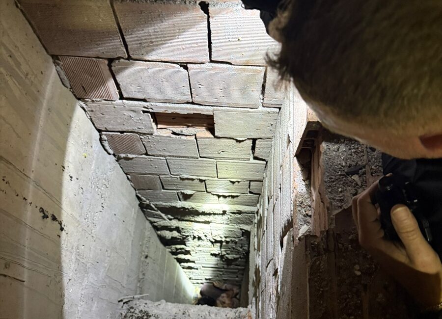 SİİRT (AA) – Siirt'te havalandırma boşluğuna düşerek yaralanan kadın hastaneye