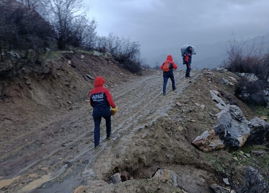 SİİRT (AA) – Siirt'in Baykan ilçesinde şiddetli yağış ve fırtına