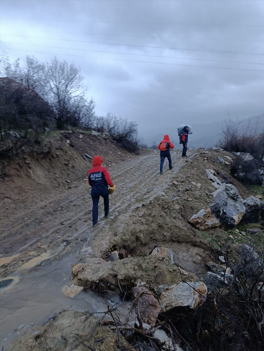 SİİRT (AA) – Siirt'in Baykan ilçesinde şiddetli yağış ve fırtına