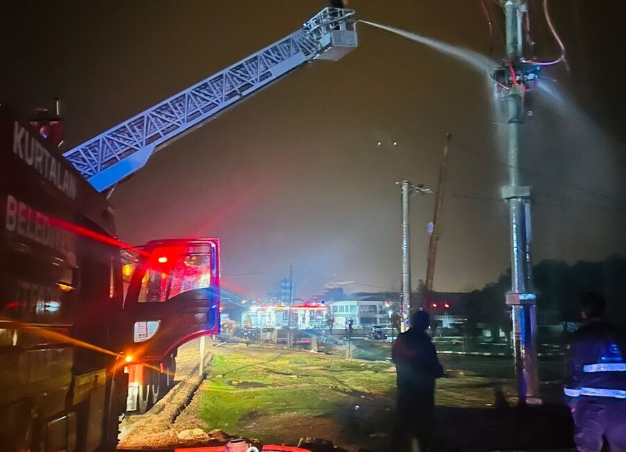 SİİRT (AA) – Siirt'in Kurtalan ilçesinde trafoda çıkan yangın itfaiye