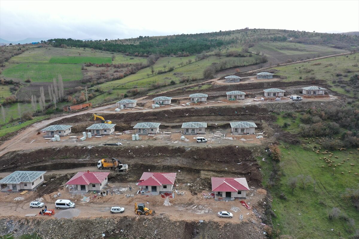 - Balıkesir Valisi İsmail Ustaoğlu:
- "Kırsalda toplam 380 deprem konutunun