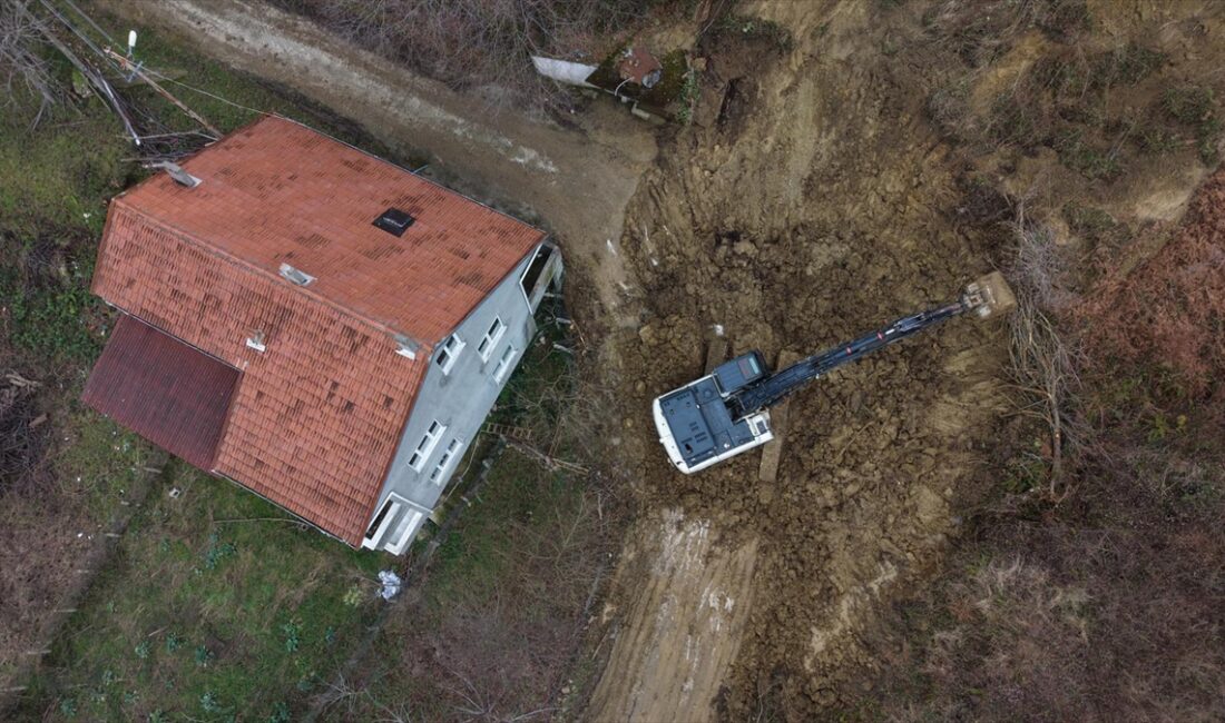 SİNOP (AA) – Sinop'un Türkeli ilçesinde heyelan sebebiyle kapanan köy