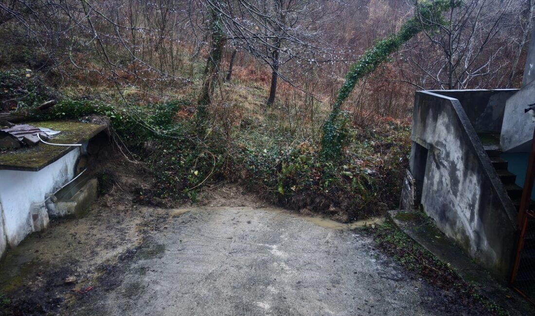 SİNOP (AA) – Sinop’un Türkeli ilçesinde meydana gelen heyelan nedeniyle