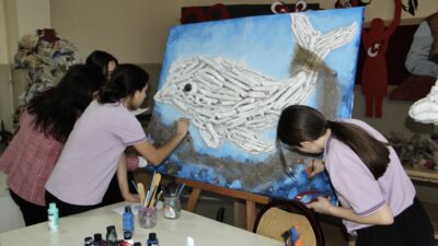 - Sinop'ta sahillerden topladıkları atık malzemelerle "Balina Aydın" rölyefi yapan