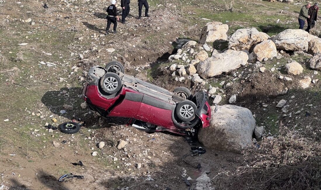 ŞIRNAK (AA) – Şırnak'ta şarampole devrilen hafif ticari aracın sürücüsü