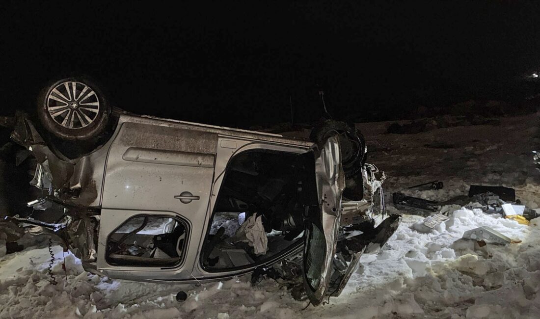 ŞIRNAK (AA) – Şırnak'ta şarampole yuvarlanan hafif ticari aracın sürücüsü