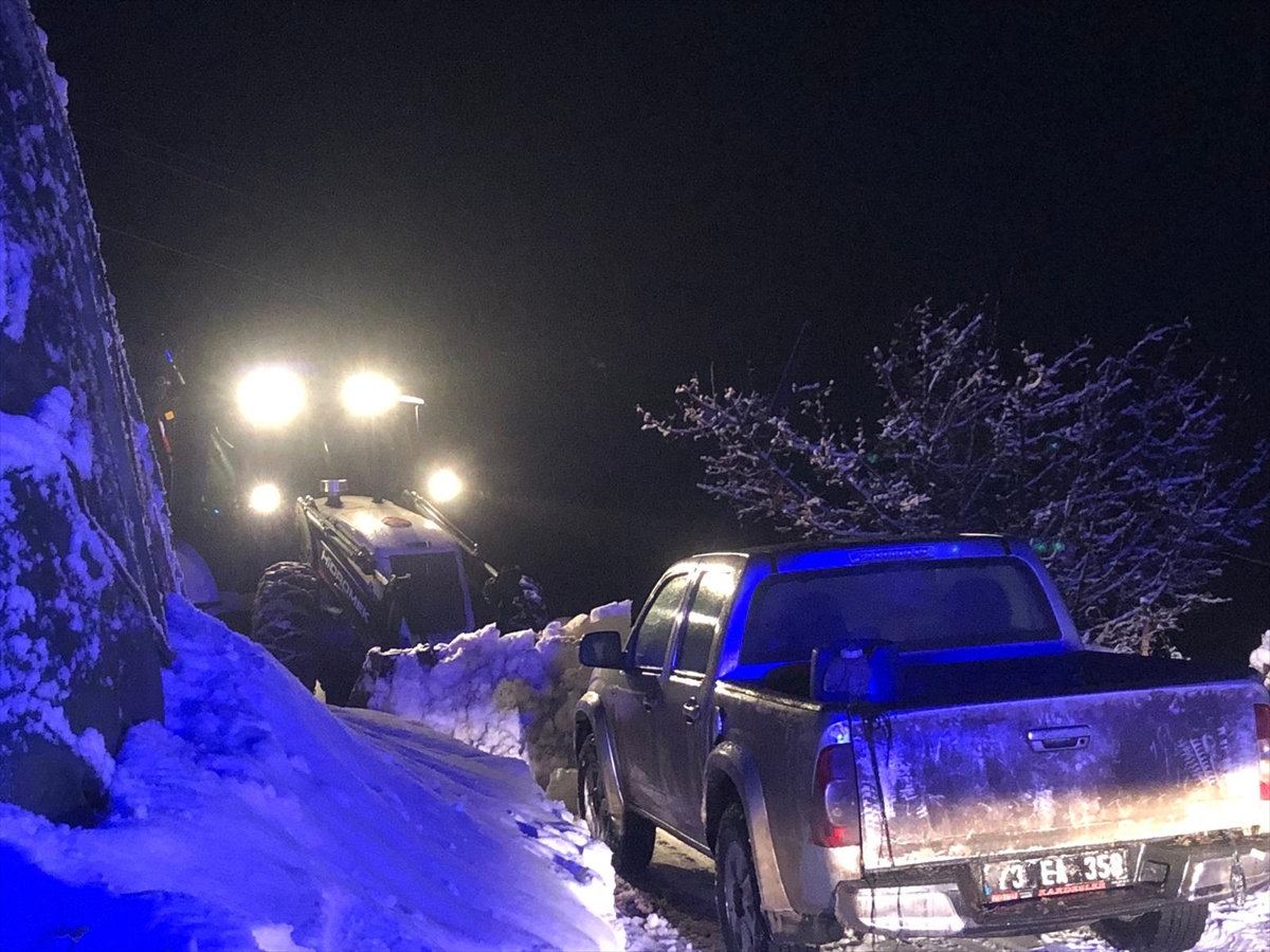 ŞIRNAK (AA) – Şırnak'ın Beytüşşebap ilçesinde, yolu kardan kapanan köyde