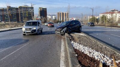 SİVAS (AA) – Sivas'ta buzlanma nedeniyle meydana gelen zincirleme trafik
