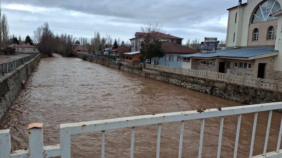 SİVAS (AA) – Sivas'ın Ulaş ilçesinde eriyen kar suları, Tecer