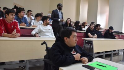 - Tekerlekli sandalyeyle yaşamını sürdüren 19 yaşındaki Berk Dinçer, ailesinin