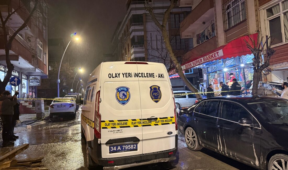 İSTANBUL (AA) – İstanbul’un Sultangazi ilçesinde bir markete yönelik maskeli