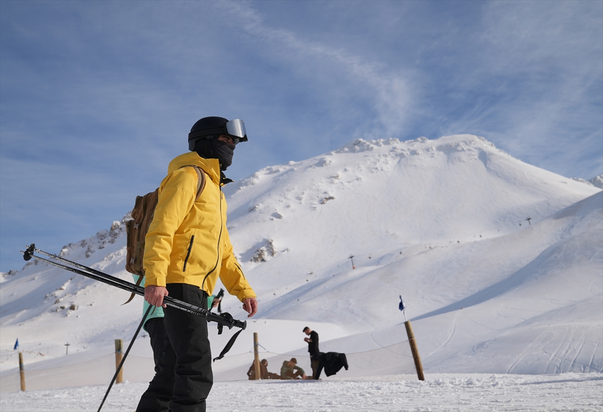 - Mayıs ve haziran aylarında başlayan gül hasadı, temmuz ayında