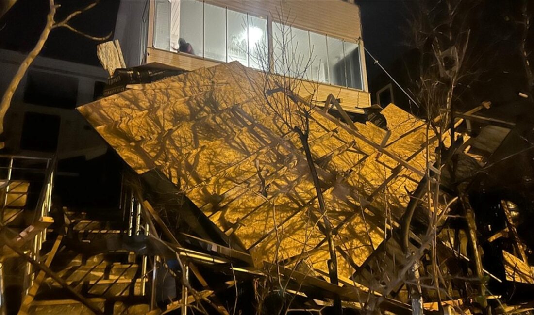 TEKİRDAĞ (AA) – Tekirdağ'da şiddetli rüzgar nedeniyle bir iş yeri