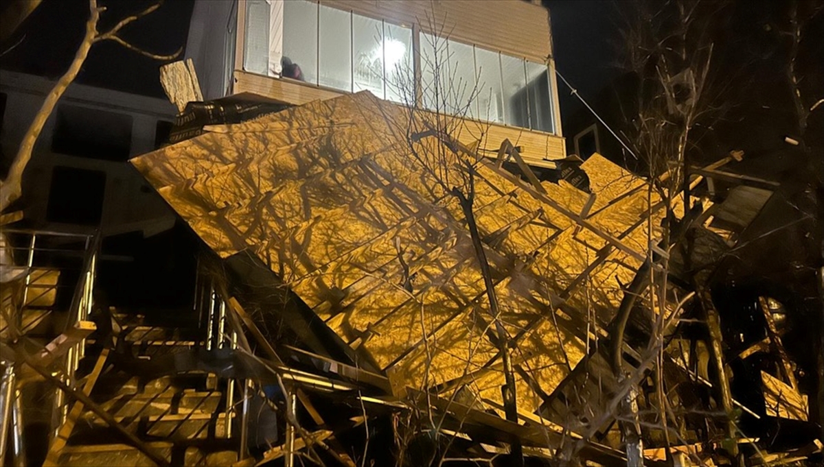 TEKİRDAĞ (AA) – Tekirdağ'da şiddetli rüzgar nedeniyle bir iş yeri