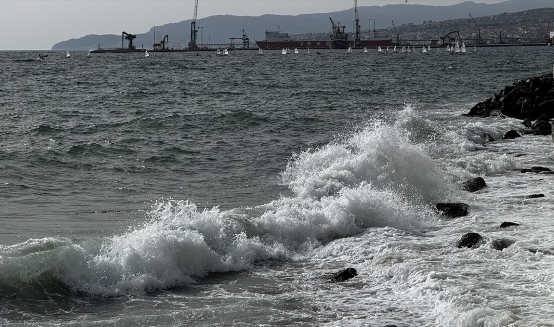 TEKİRDAĞ (AA) – Marmara Denizi'nde etkili olan lodos, Tekirdağ'da deniz