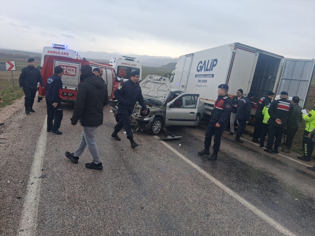 TOKAT (AA) – Tokat'ın Zile ilçesinde iki otomobilin çarpıştığı kazada