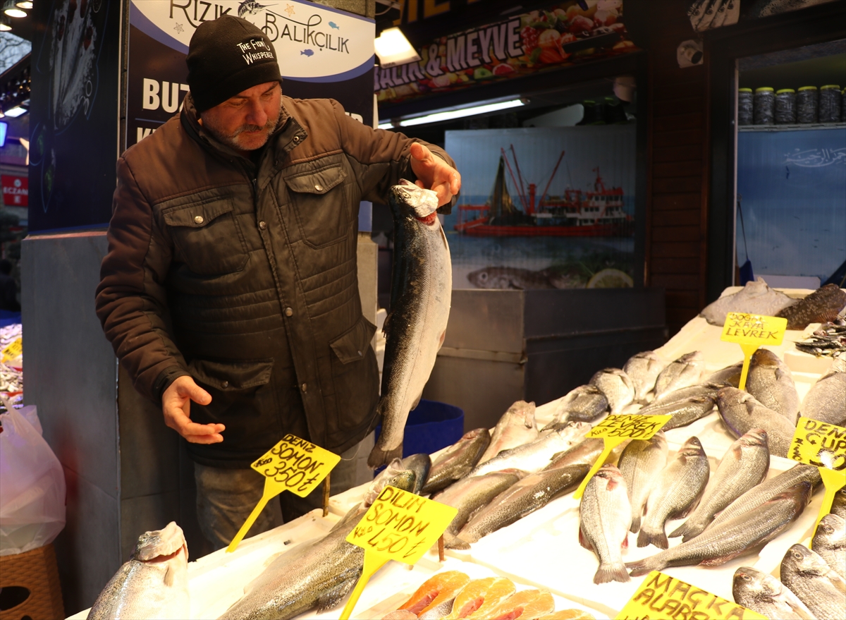 TRABZON (AA) – Trabzon'da balıkçı tezgahlarını süsleyen istavrit, kilogramı 100
