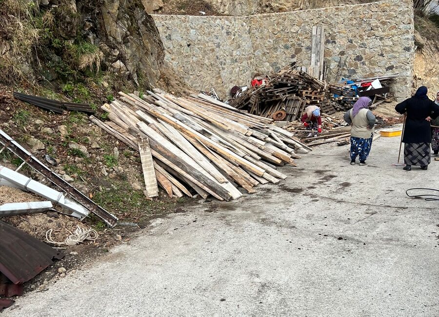 TRABZON (AA) – Trabzon'un Çaykara ilçesinde fırtınada uçan çatı, park