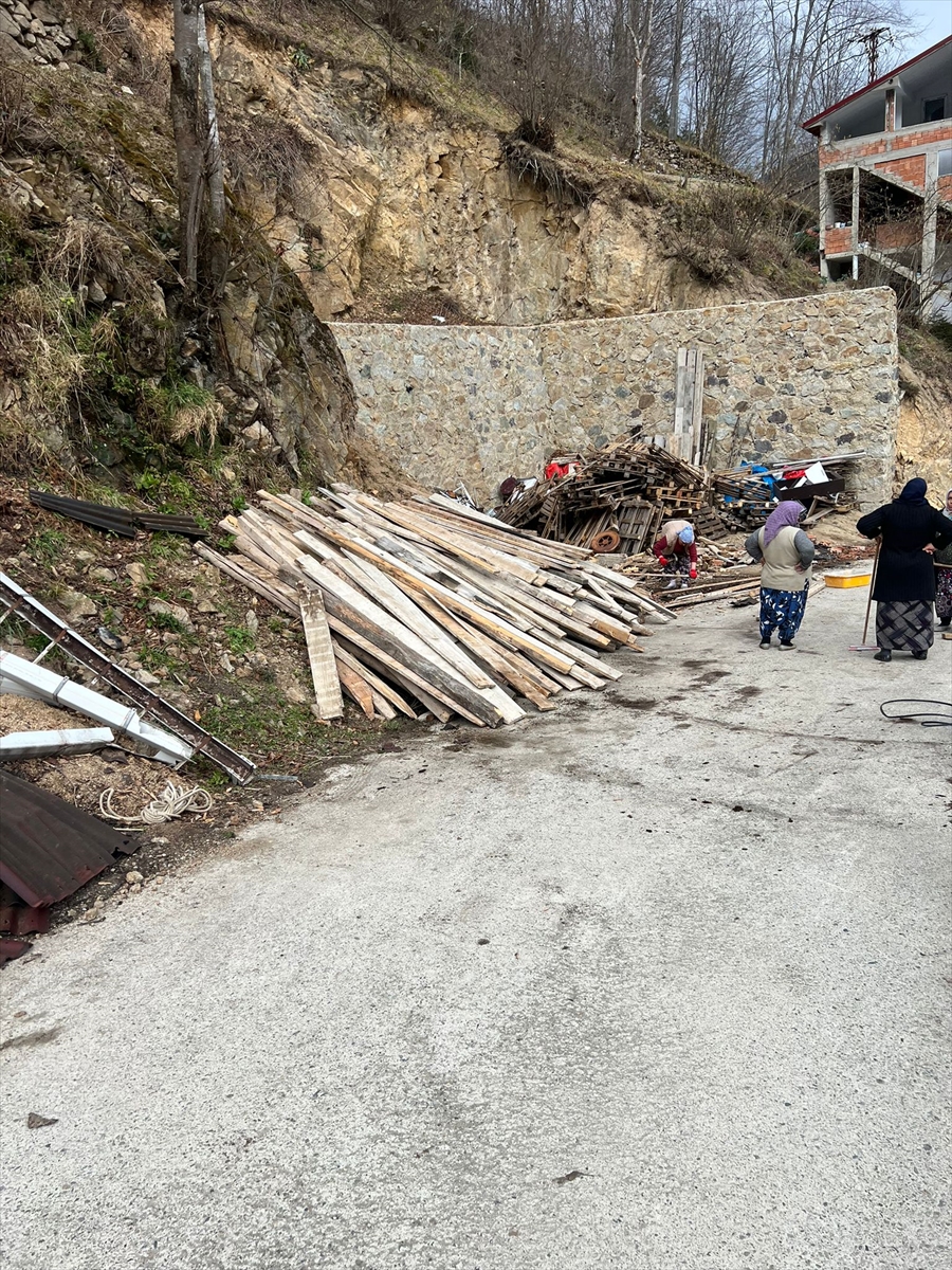 TRABZON (AA) – Trabzon'un Çaykara ilçesinde fırtınada uçan çatı, park