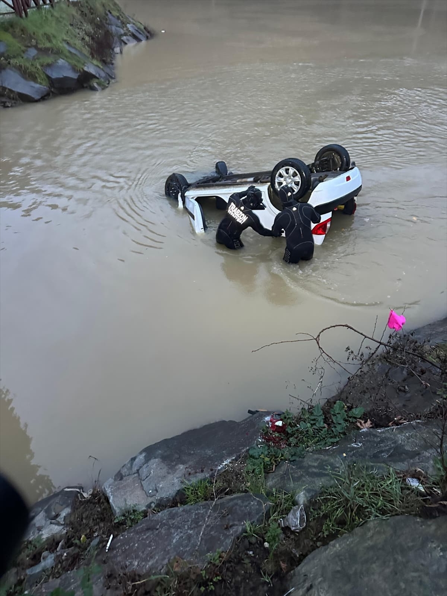 TRABZON (AA) – Trabzon'un Akçaabat ilçesinde otomobilin göle devrildiği kazada