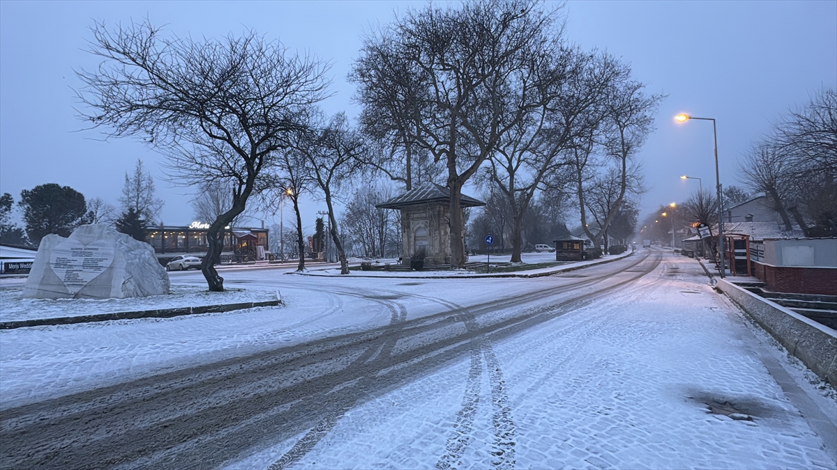 EDİRNE (AA) – Edirne, Kırklareli ve Tekirdağ’da kar etkili oluyor.