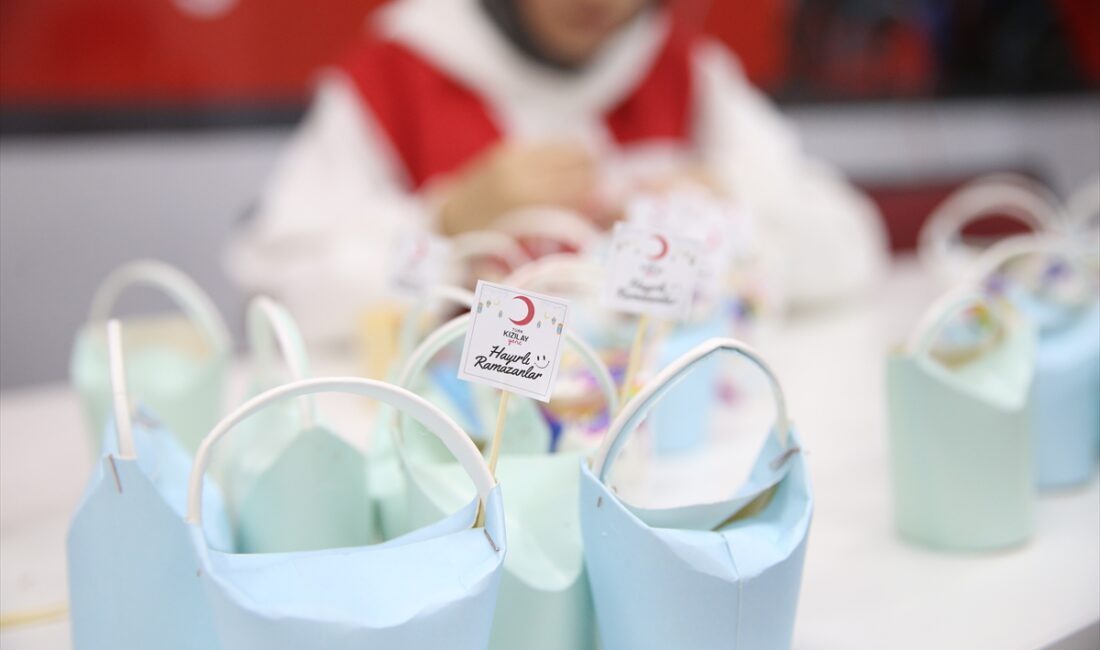 - Kastamonu'da teravih namazının ardından camiden çıkan çocuklar, ayakkabılarının içinde